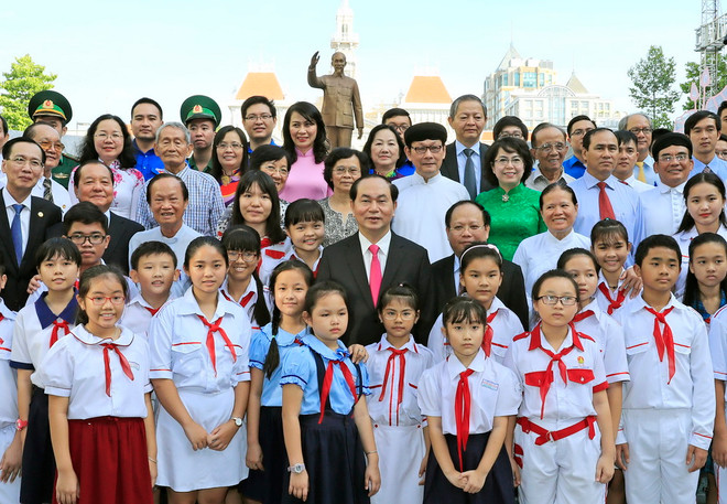 Chủ tịch nước Trần Đại Quang với các cháu thiếu nhi tại Công viên Tượng đài Chủ tịch Hồ Chí Minh. (Ảnh: Nhan Sáng/TTXVN) Chủ tịch nước dâng hương, dâng hoa tại Bảo tàng Hồ Chí Minh ảnh 2
