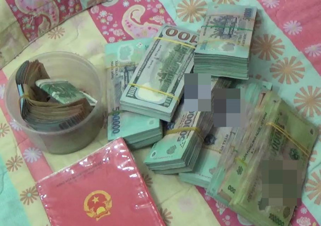 Tang vật liên quan đến vụ việc. (Nguồn: Công an cung cấp) Triệt phá đường dây thầu đề quy mô lớn, thu giữ hơn 1 tỷ đồng ảnh 1