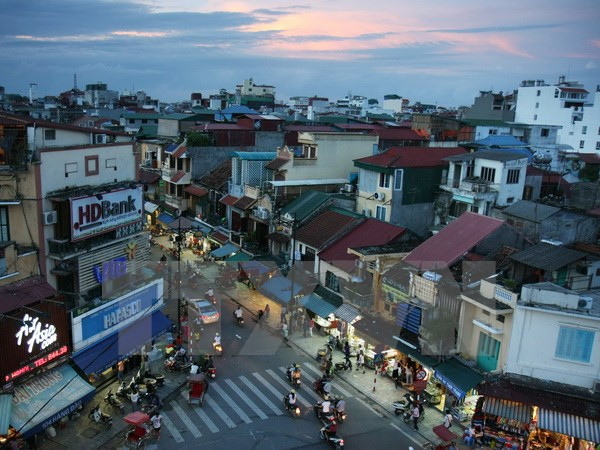 Dân bức xúc vì xe khách hợp đồng lừng lững "bò" vào phố cổ ảnh 1