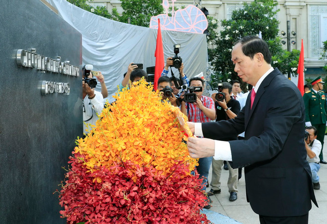 Chủ tịch nước Trần Đại Quang dâng hoa tưởng niệm Chủ tịch Hồ Chí Minh tại Công viên Tượng đài Chủ tịch Hồ Chí Minh. (Ảnh: Nhan Sáng/TTXVN) Chủ tịch nước dâng hương, dâng hoa tại Bảo tàng Hồ Chí Minh ảnh 1