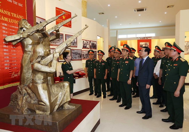 Chủ tịch nước Võ Văn Thưởng thăm Bảo tàng Quân khu 2. (Ảnh: Thống Nhất/TTXVN) Chủ tịch nước kiểm tra công tác sẵn sàng chiến đấu tại Quân khu 2 ảnh 3