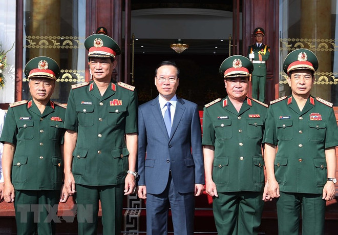 Chủ tịch nước Võ Văn Thưởng và Bộ trưởng Bộ Quốc phòng Phan Văn Giang với lãnh đạo Bộ Tư lệnh Quân khu 2. (Ảnh: Thống Nhất/TTXVN) Chủ tịch nước kiểm tra công tác sẵn sàng chiến đấu tại Quân khu 2 ảnh 2