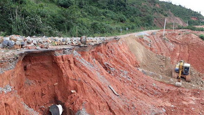 Kon Tum: Sạt lở nặng, ách tắc giao thông trên đường tránh đèo Văn Rơi ảnh 1