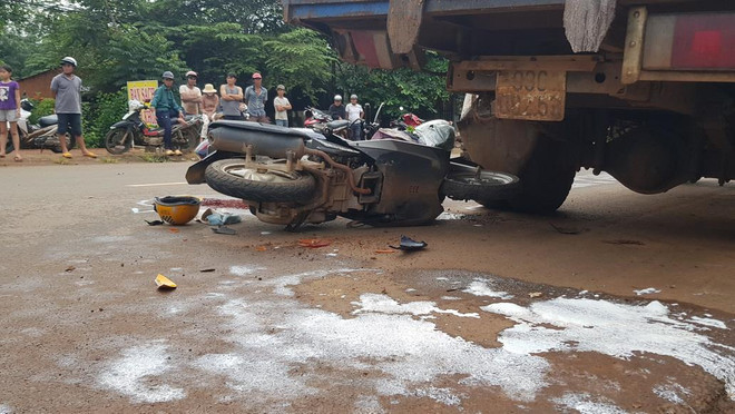 Bình Phước: Bất cẩn đâm vào đuôi xe tải, một phụ nữ chết thảm ảnh 1