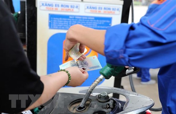 Mua bán xăng dầu tại cửa hàng kinh doanh xăng dầu Petrolimex trên đường Trần Quang Khải, Hà Nội. (Ảnh: Trần Việt/TTXVN) Đánh giá kỹ hiệu quả và sự cần thiết của Quỹ bình ổn giá xăng dầu ảnh 1