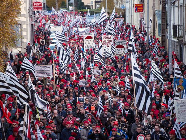 Biểu tình phản đối chính sách thuế của chính phủ Pháp ảnh 1