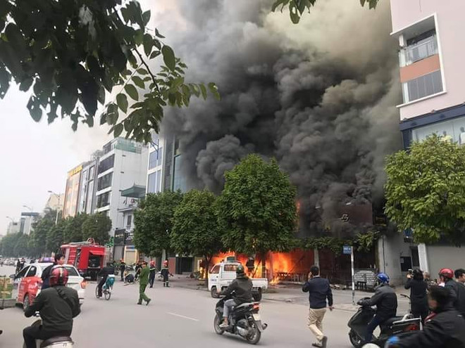Hà Nội: Một cửa hàng ăn uống ở Nguyễn Văn Huyên bốc cháy dữ dội ảnh 1