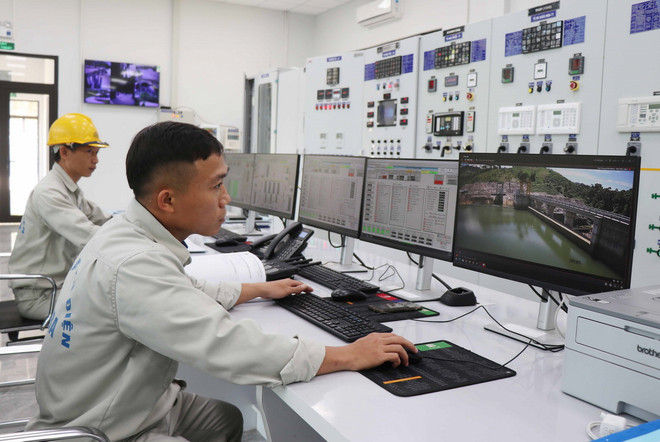 Kỹ sư Nhà máy Thủy điện Dak Ba, huyện Sơn Tây theo dõi hồ chứa qua camera giám sát. (Ảnh: Phạm Cường/TTXVN) ttxvn_dong dat 3.jpg