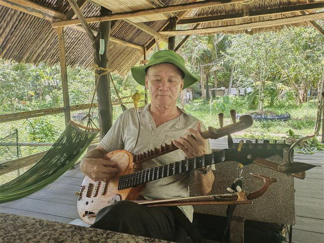 Nghệ nhân Bến Tre 'thổi hồn' vào cây dừa, biến thành nhạc cụ độc đáo ảnh 2