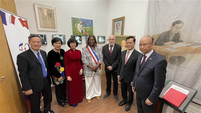 Dâng hoa tại Tượng đài Bác Hồ ở thành phố Montreuil của Pháp ảnh 2