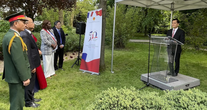 Dâng hoa tại Tượng đài Bác Hồ ở thành phố Montreuil của Pháp ảnh 3