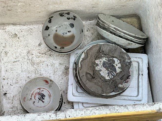 Một số đồ gốm bị lực lượng chức năng tạm giữ. (Ảnh: TTXVN phát) Quảng Ngãi: Phát hiện tàu cá cất giấu đồ gốm nghi là cổ vật chìm đắm ảnh 1