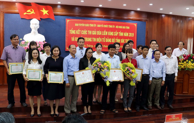 Ra mắt trang tin Đảng bộ Sóc Trăng, trao giải Búa liềm vàng cấp tỉnh ảnh 1