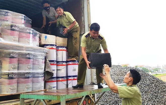 Một vụ vận chuyển rượu ngoại nhập lậu bị bắt giữ. (Nguồn: TTXVN) Bình Thuận: Bắt xe container chở gần 800 chai rượu ngoại nhập lậu ảnh 1