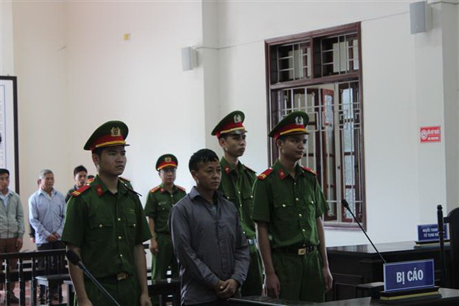 Bị cáo Vàng A Súa tại phiên tòa nghe Hội đồng xét xử Tòa án Nhân dân cấp cao tại Hà Nội tuyên án. (Ảnh: Vũ Hà/TTXVN) Hòa Bình: Y án tử hình đối tượng vận chuyển 30 bánh heroin ảnh 1