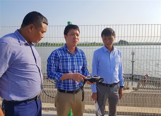 Cán bộ Công ty cổ phần cấp nước Hải Phòng kiểm tra chất lượng nước tại Nhà máy nước Hưng Đạo. (Ảnh: Minh Thu/TTXVN) Nước sinh hoạt của người dân thành phố Hải Phòng đã hết nhiễm mặn ảnh 1
