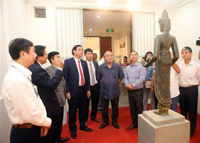 Đại biểu tham quan không gian trưng bày hiện vật tại kho mở của Bảo tàng. (Ảnh: Trần Lê Lâm/TTXVN) Đà Nẵng: Kỷ niệm 100 năm khánh thành Bảo tàng Điêu khắc Chăm ảnh 2