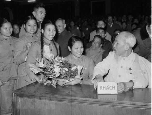Chủ tịch Hồ Chí Minh nói chuyện thân mật với đại biểu Thanh niên xung phong dự Đại hội Thanh niên xung phong chống Mỹ cứu nước toàn miền Bắc (tháng 1/1967). (Ảnh tư liệu: TTXVN) 50 năm thực hiện Di chúc của Bác Hồ: Rèn đức, giữ 'liêm' ảnh 1