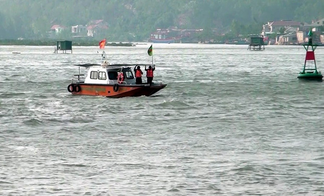 Bà Rịa-Vũng Tàu: Dùng trực thăng đưa ngư dân bị nạn vào bờ cấp cứu ảnh 1