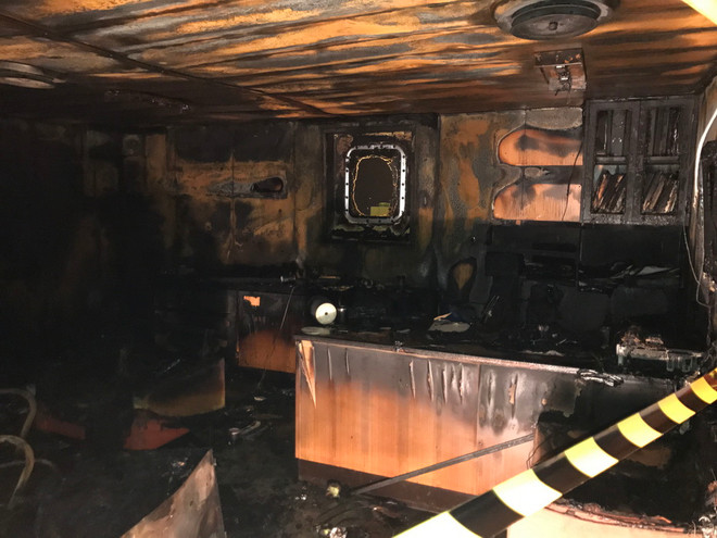 Cháy tàu chở 23 thuyền viên Trung Quốc ở cảng Cái Lân ảnh 1