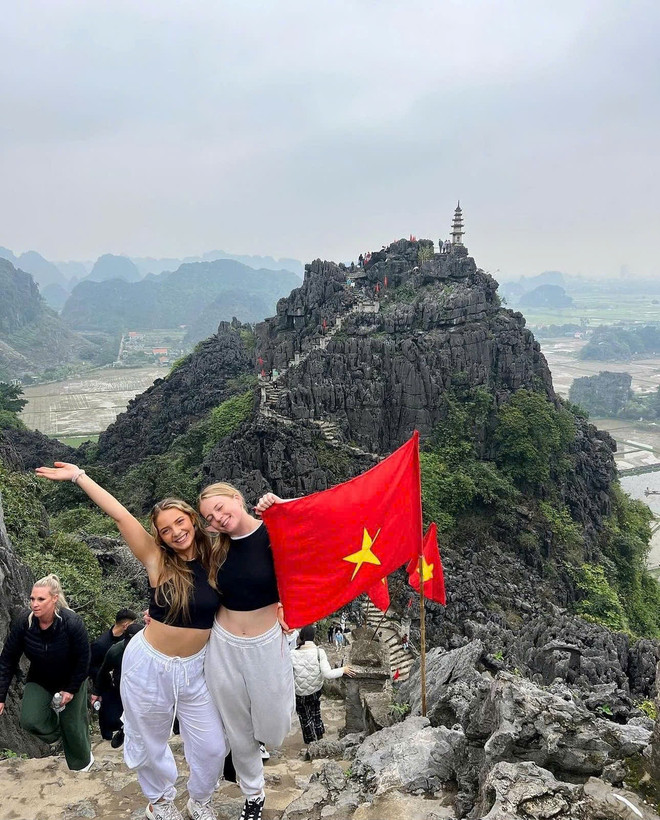 Du khách quốc tế thích thú trải nghiệm Hang Múa, Ninh Bình. (Ảnh: CTV/Vietnam+) z5767155565697_89aabf897f242a5f59164d1c1dbc6393.jpg