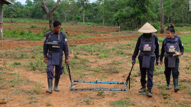 Mỹ cam kết viện trợ 90 triệu USD giúp Lào rà phá bom mìn ảnh 1