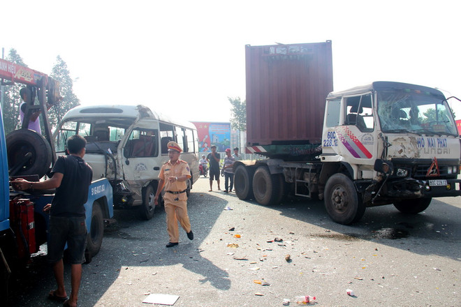 Xe tải đâm container rồi tông xe khách, 11 người thương vong ảnh 1