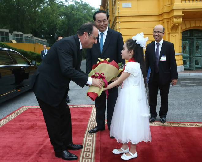 [Photo] Chủ tịch nước Trần Đại Quang đón Tổng thống Pháp Hollande ảnh 2