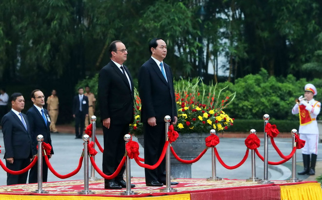 [Photo] Chủ tịch nước Trần Đại Quang đón Tổng thống Pháp Hollande ảnh 3