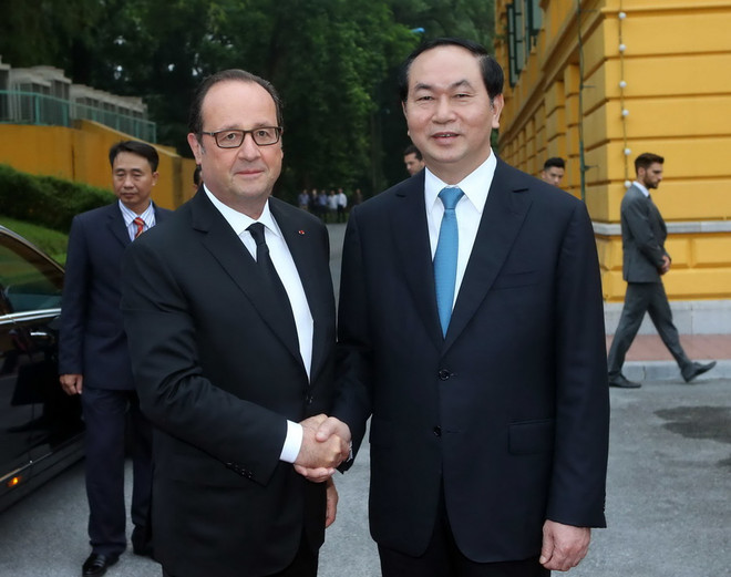 [Photo] Chủ tịch nước Trần Đại Quang đón Tổng thống Pháp Hollande ảnh 1