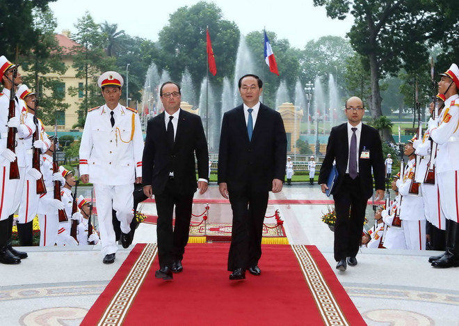 [Photo] Chủ tịch nước Trần Đại Quang đón Tổng thống Pháp Hollande ảnh 4