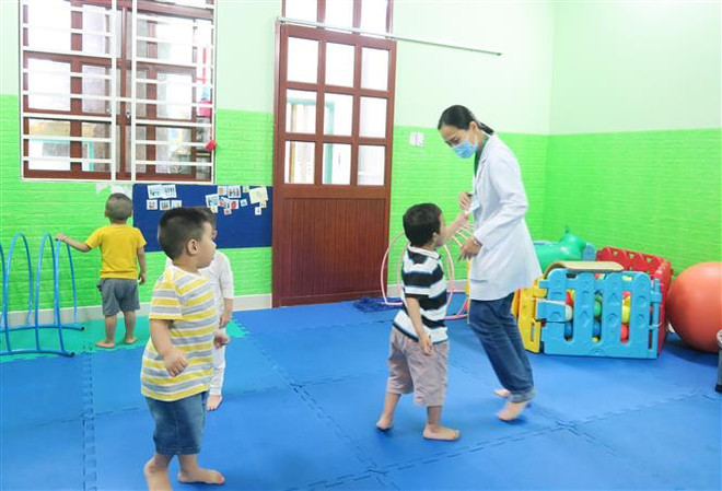 Ứng xử với trẻ tự kỷ: Những quan niệm sai lầm thường gặp ảnh 2