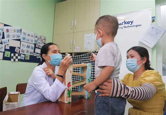 Ứng xử với trẻ tự kỷ: Những quan niệm sai lầm thường gặp ảnh 3