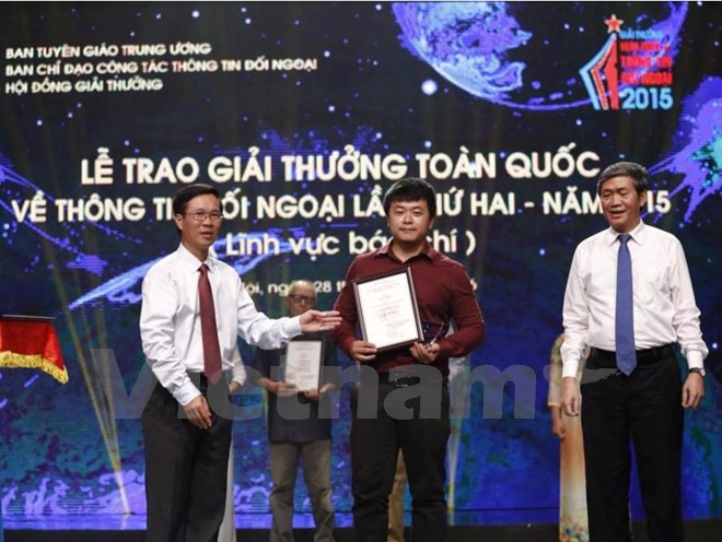 Đại diện Báo điện tử VietnamPlus-TTXVN nhận giải nhất Giải báo chí toàn quốc về thông tin đối ngoại năm 2015 với tác phẩm 'Việt Nam vươn lên về mọi mặt sau 70 năm lập quốc.' (Ảnh: Minh Chiến/Vietnam+) Quy hoạch TTXVN là cơ quan báo chí đối ngoại chủ lực quốc gia ảnh 1