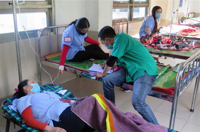 Các công nhân bị ngộ độc thực phẩm đang được điều trị tại Bệnh viện Đa khoa tỉnh Phú Yên. (Ảnh: Xuân Triệu/TTXVN) Vụ ngộ độc tập thể tại Phú Yên: Thực phẩm nhiễm khuẩn Bacillus cereus ảnh 1