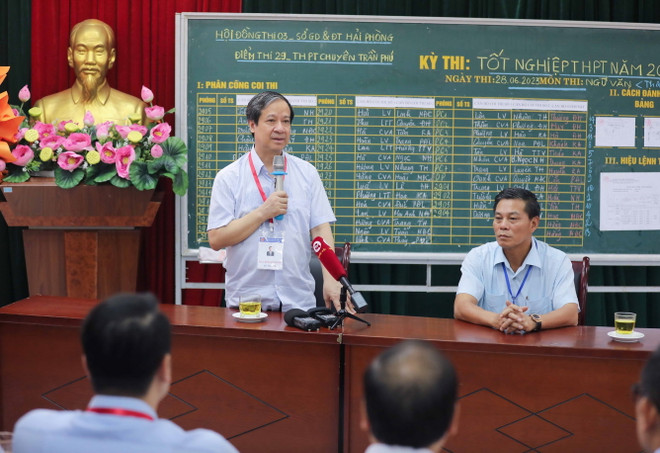 Bộ trưởng Giáo dục kiểm tra việc tổ chức thi tốt nghiệp ở Hải Phòng ảnh 1