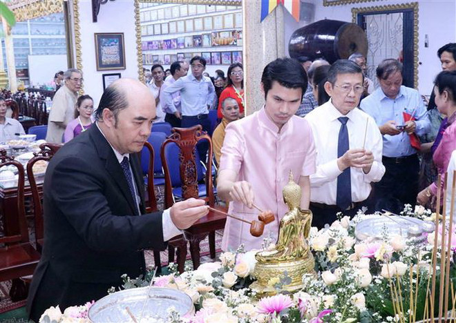 Ông Hồ Xuân Lâm (ngoài cùng bên trái) - Phó Chủ tịch Liên hiệp các tổ chức hữu nghị Thành phố Hồ Chí Minh thực hiện nghi lễ tắm Phật cầu an cho năm mới. (Ảnh: Xuân Khu/TTXVN) Lễ hội Tết cổ truyền một số nước ASEAN tại Thành phố Hồ Chí Minh ảnh 2