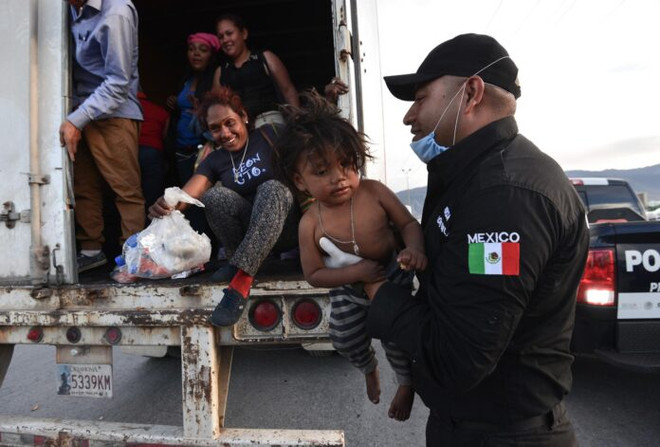 Người di cư được đưa ra khỏi thùng xe tải. (Nguồn: EFE) Mexico: Kêu khóc trong thùng xe tải, hơn 200 người di cư được giải cứu ảnh 1
