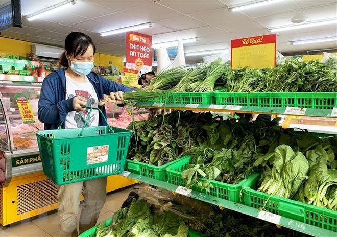 Người dân mua hàng hóa tại siêu thị. (Nguồn: TTXVN) Bộ Tài chính: Còn nhiều áp lực cho mục tiêu kiểm soát lạm phát ảnh 1