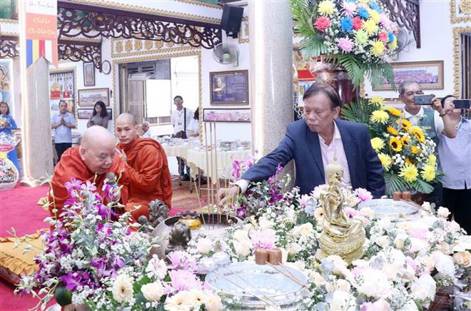 Nghi lễ tắm Phật cầu an cho năm mới. (Ảnh: Xuân Khu/TTXVN) Lễ hội Tết cổ truyền một số nước ASEAN tại Thành phố Hồ Chí Minh ảnh 1