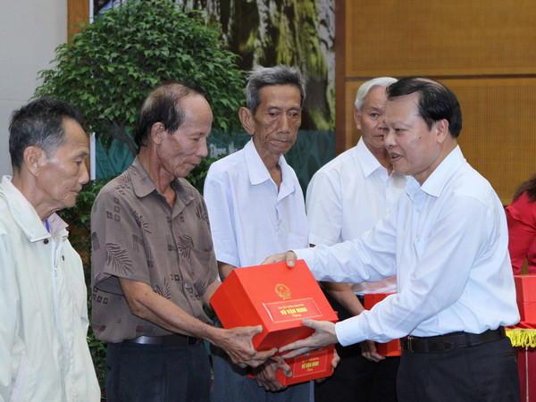 Phó Thủ tướng Vũ Văn Ninh tặng quà lưu niệm cho các đại biểu. (Ảnh: Dương Giang/TTXVN) Phó Thủ tướng tiếp đoàn người có công tỉnh Đồng Tháp ảnh 1