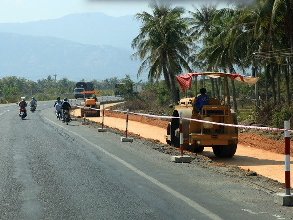 Thi công Dự án cải tạo, mở rộng Quốc lộ 1 đoạn qua tỉnh Khánh Hòa. (Ảnh: Ngọc Hà/TTXVN) Bảo đảm tiến độ mở rộng quốc lộ 1 và đường Hồ Chí Minh ảnh 1