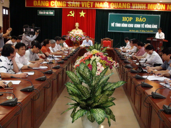 Quang cảnh buổi họp báo. (Ảnh: Công Tương-Phan Quân/Vietnam+) Tạm giữ thêm 76 đối tượng gây rối ở Khu kinh tế Vũng Áng ảnh 1