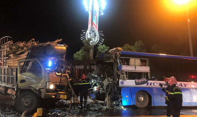 Bình Định: Ôtô khách đối đầu xe tải, hai tài xế bị thương nặng ảnh 1