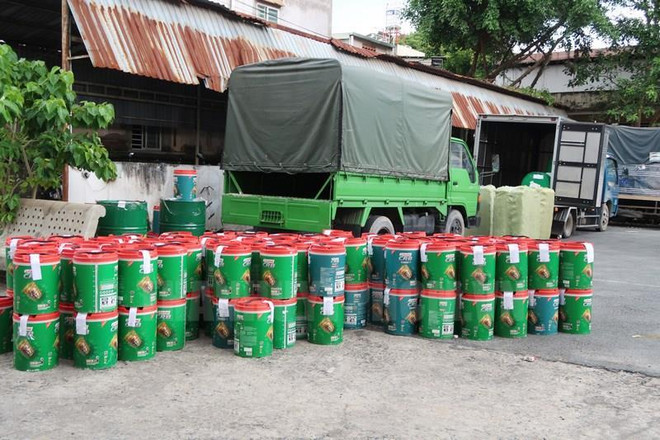 Tang vật trong một vụ sản xuất dấu nhớt giả bị Công an TP.HCM bắt giữ. (Nguồn: thanhuytphcm.vn) Tổng kiểm tra các cửa hàng xăng dầu sau vụ xăng giả của Trịnh Sướng ảnh 1