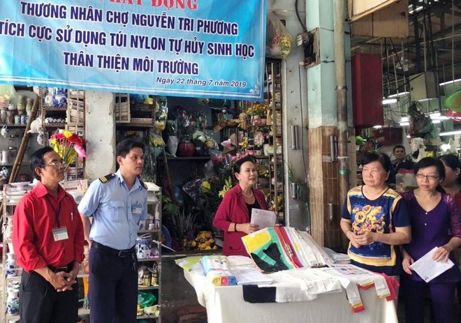 Người phụ nữ kiên trì đưa túi nylon tự hủy vào chợ truyền thống ảnh 2