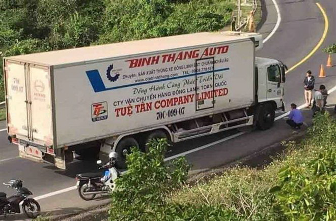 Va chạm với ôtô, hai người đi xe máy ngã xuống đường tử vong ảnh 1