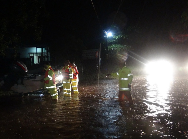 Quốc lộ 1 và đường Hồ Chí Minh qua Quảng Bình tê liệt vì ngập sâu ảnh 1