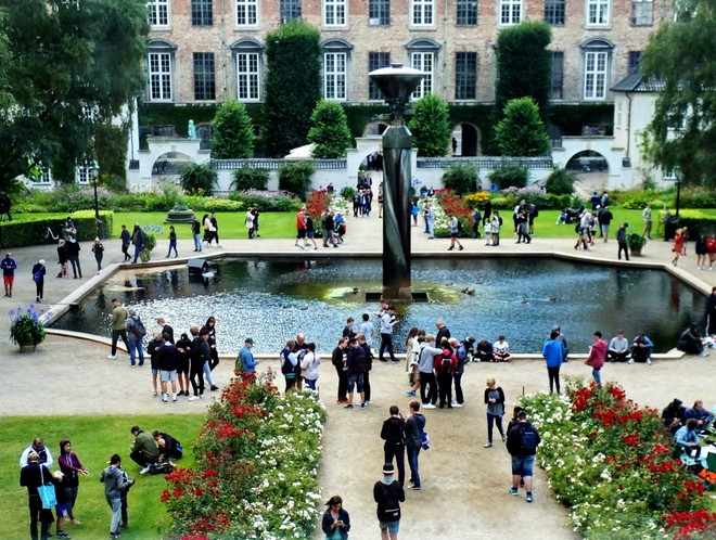 Thư viện yên tĩnh trở nên ồn ào vì nhiều người sục sạo bắt Pokemon ảnh 1