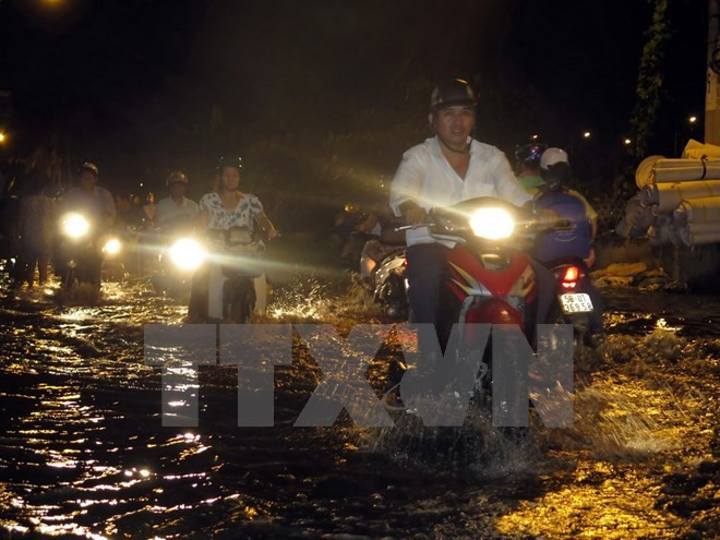 Mưa to kéo dài gây ngập sâu trên nhiều tuyến đường ở Nghệ An ảnh 1